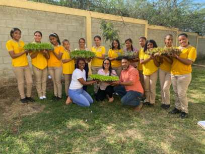 Programa piloto de huertos escolares en escuelas de Santiago Oeste