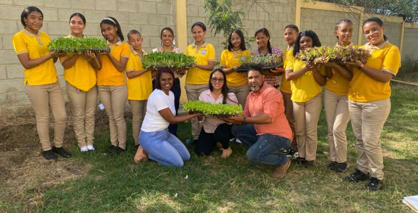 Programa piloto de huertos escolares en escuelas de Santiago Oeste