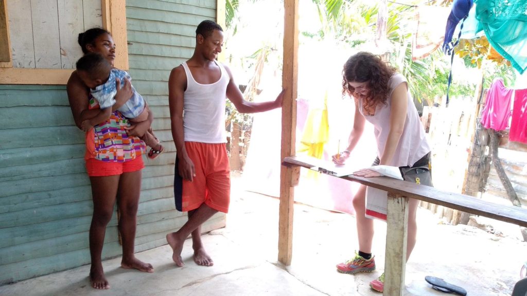 Glòria Jurado (voluntaria del proyecto) realizando la encuesta de brecha de género en el Barrio Santa Lucía.