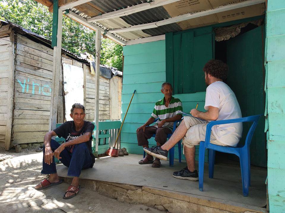 Edgar González (voluntario del proyecto) realizando la encuesta de brecha de género en el Barrio Santa Lucía.